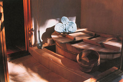 This Japanese-style bath marries elements of Japan and the West.